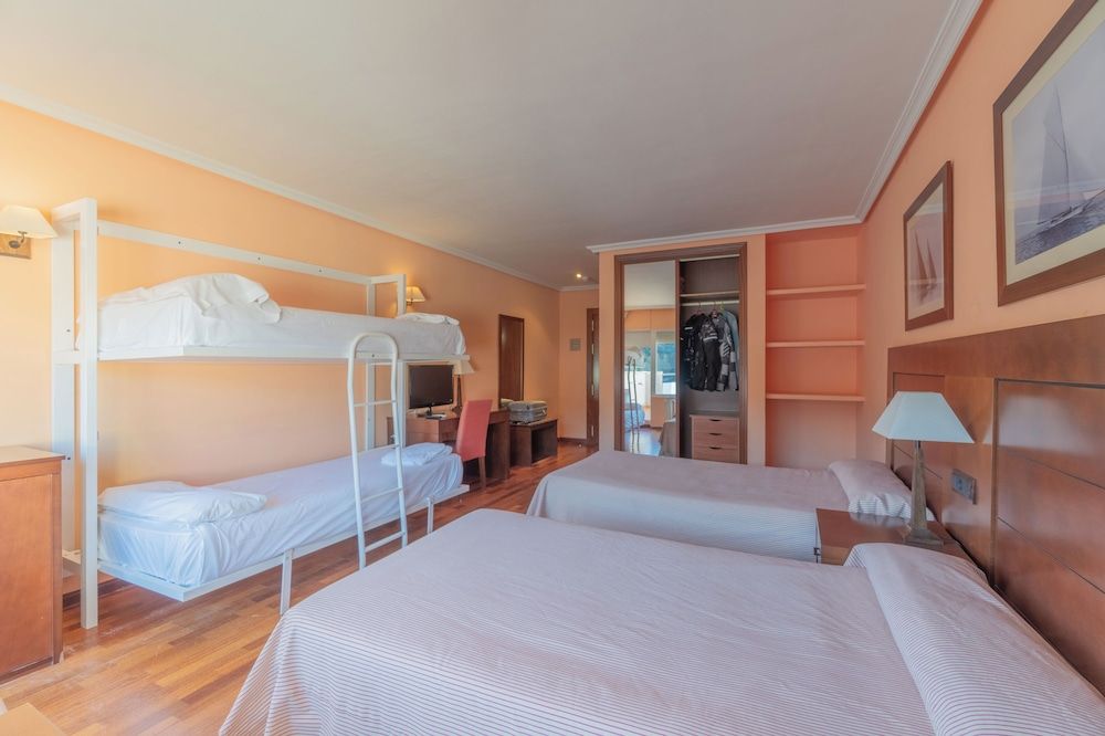 Standard Quadruple Room, Partial Lake View