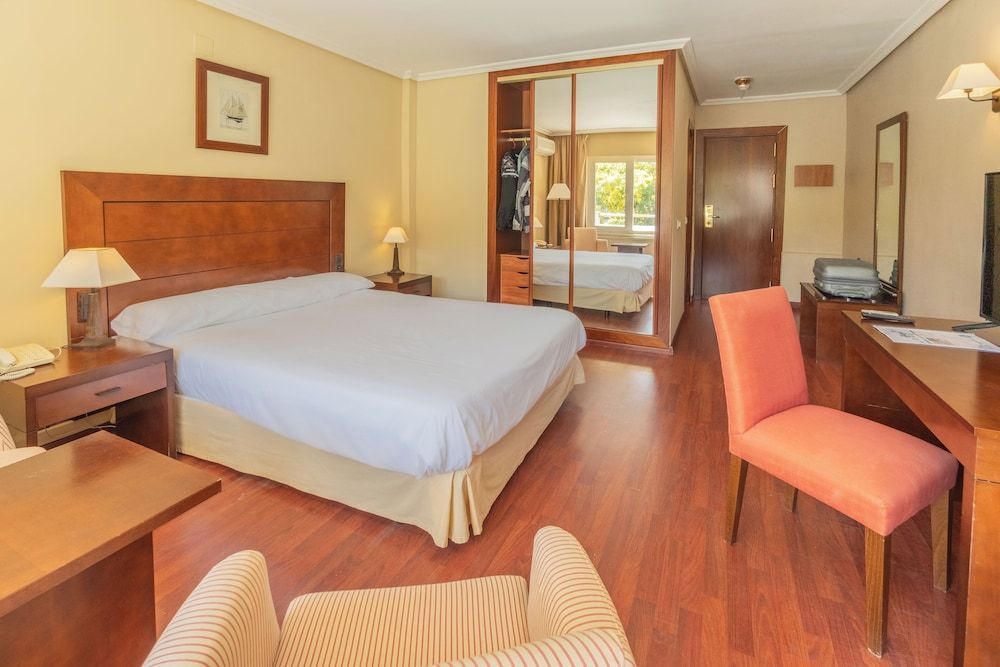 Standard Double Room, Partial Lake View