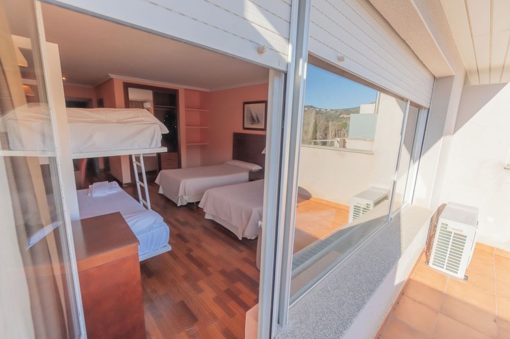 Standard Quadruple Room, Partial Lake View