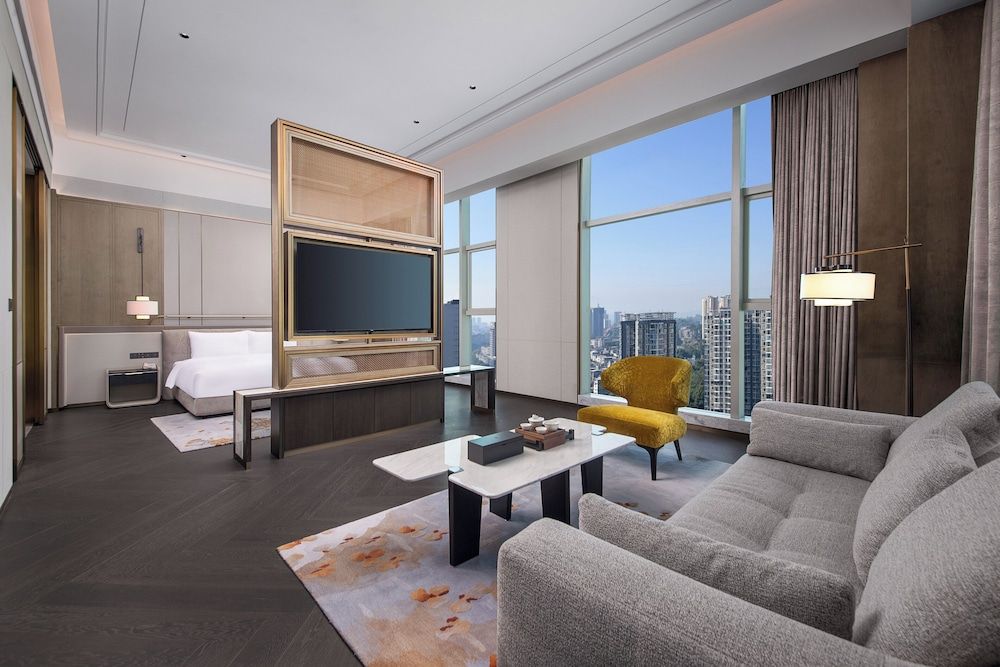 HUALUXE Leshan by IHG Suite, 1 King Bed 3