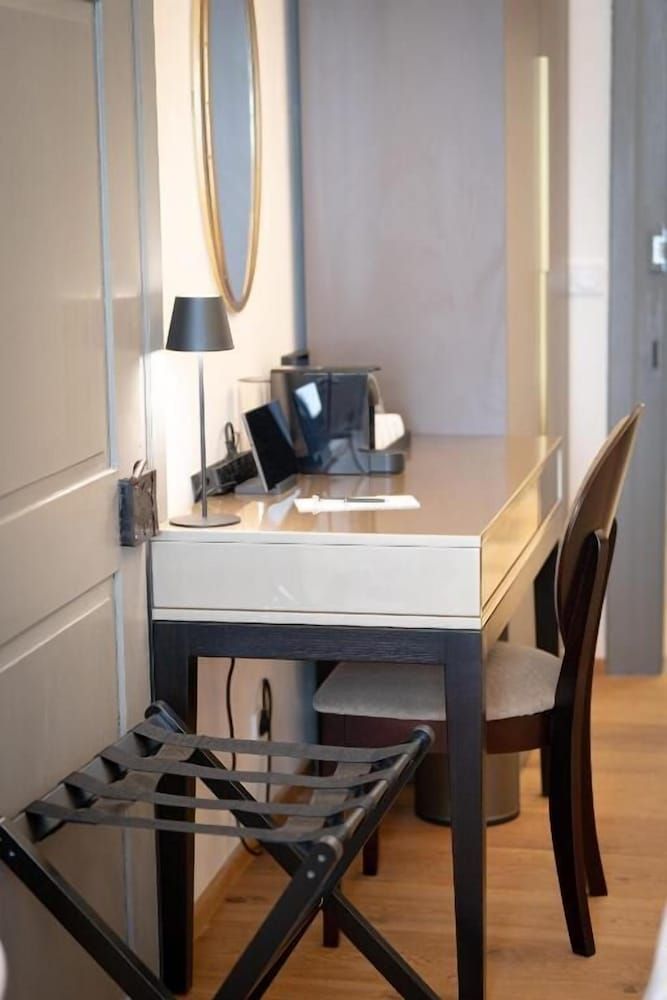Maxim Suites by Elias Holl Standard Double Room 18
