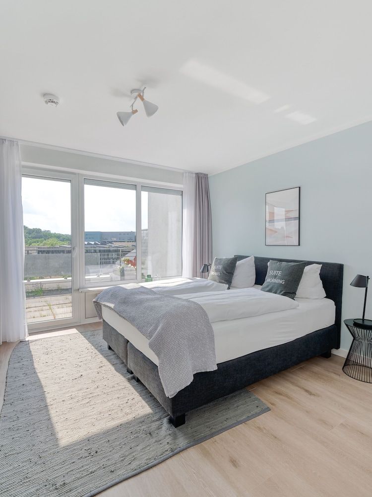 Limehome Wolfsburg Porschestraße Three-Bedroom Suite with terrace 4