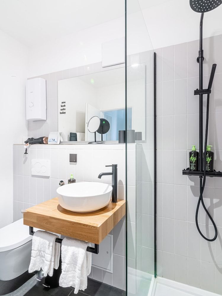 Limehome Wolfsburg Porschestraße One-bedroom Suite XL with balcony 7