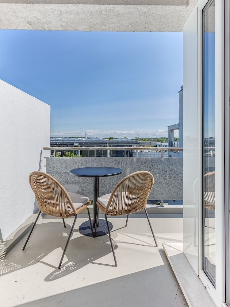 Limehome Wolfsburg Porschestraße One-bedroom Suite XL with balcony 6