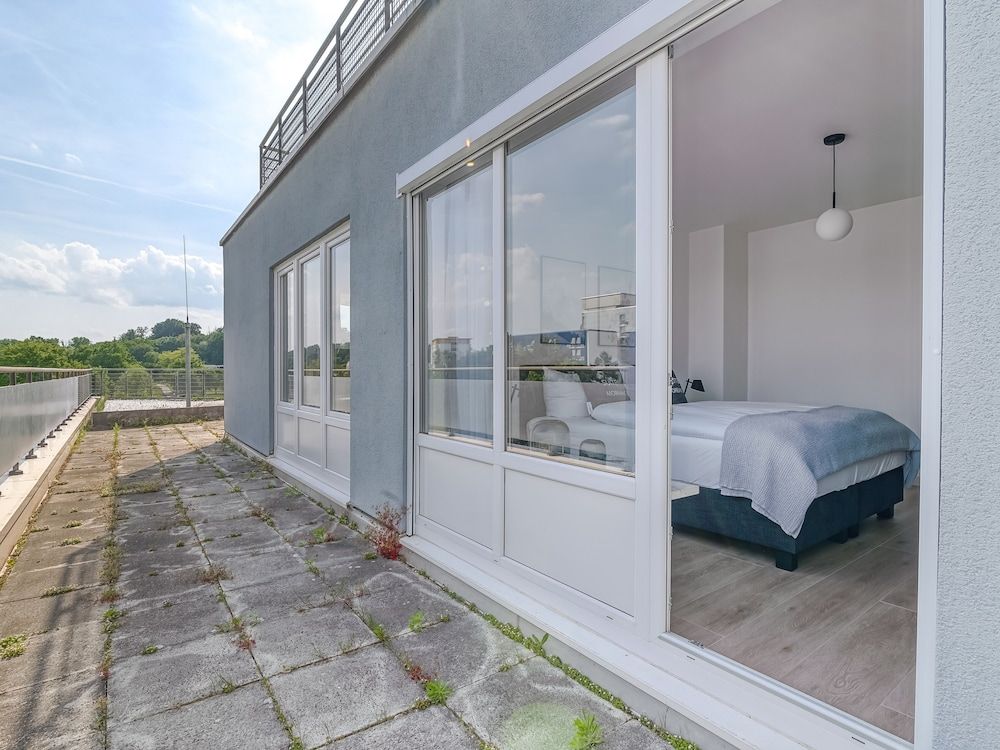 Limehome Wolfsburg Porschestraße Three-Bedroom Suite with terrace 5