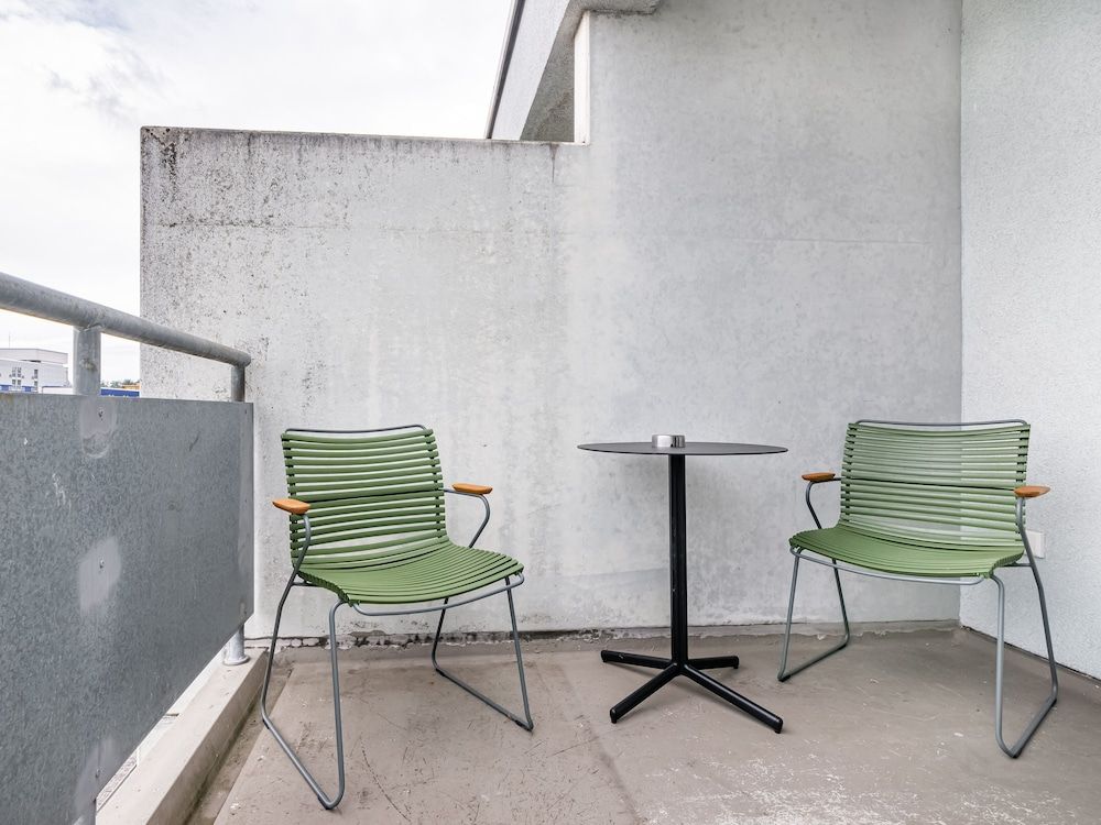 Limehome Wolfsburg Porschestraße One-bedroom Suite XL with balcony 4