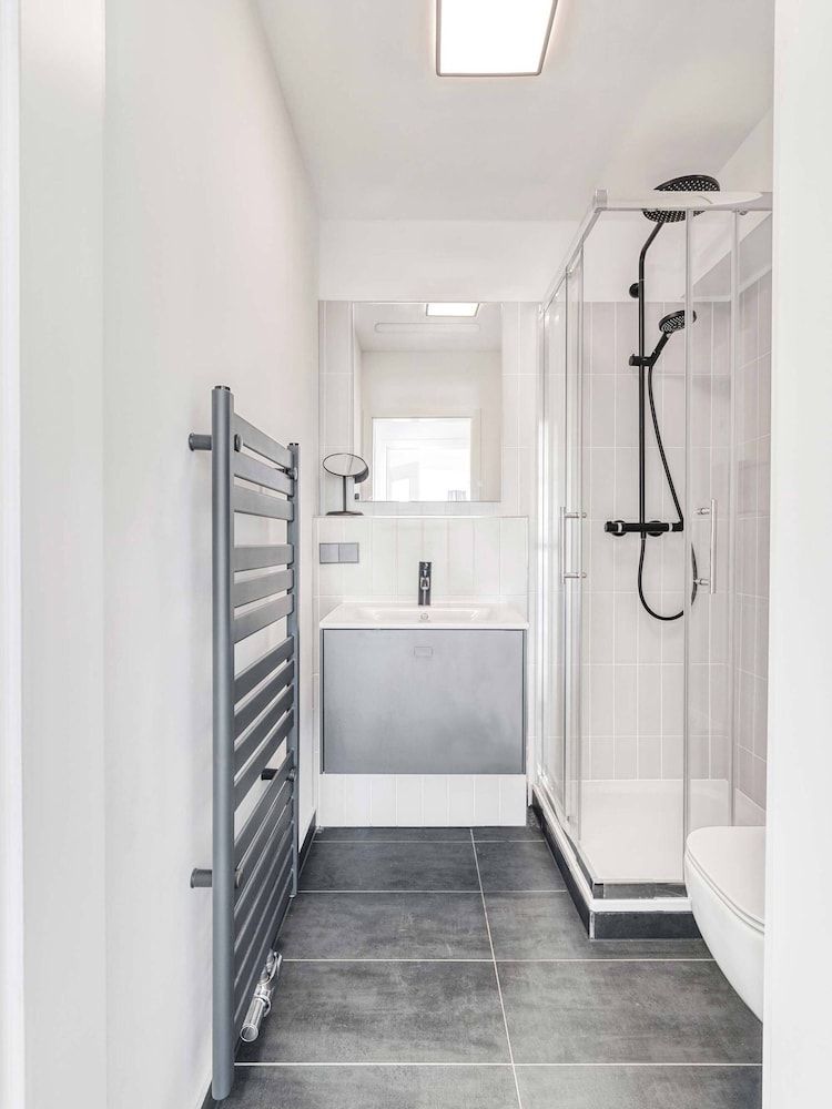 Limehome Wolfsburg Porschestraße Three-Bedroom Suite with terrace 8