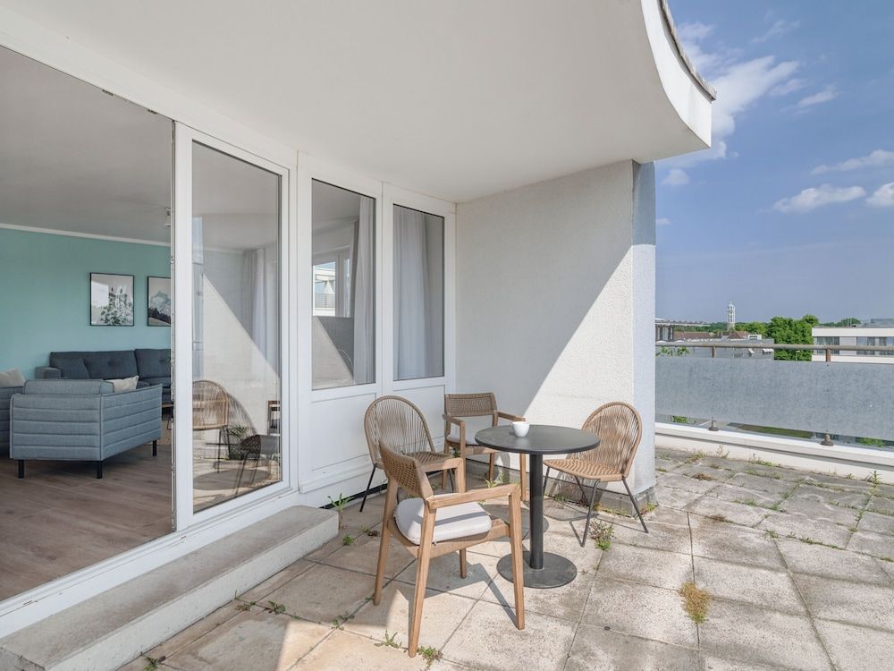 Limehome Wolfsburg Porschestraße Three-Bedroom Suite with terrace 6