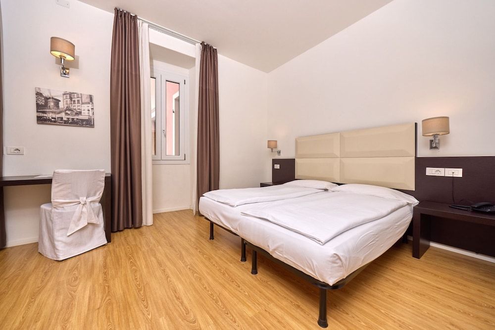 Superior Room, Lake View