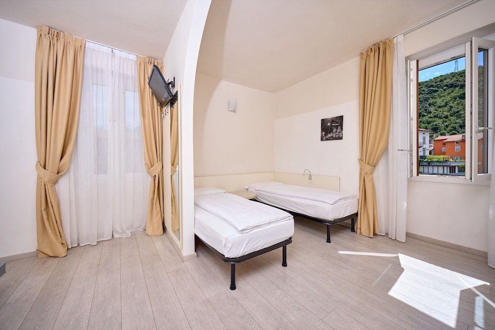 Panoramic Quadruple Room, Lake View