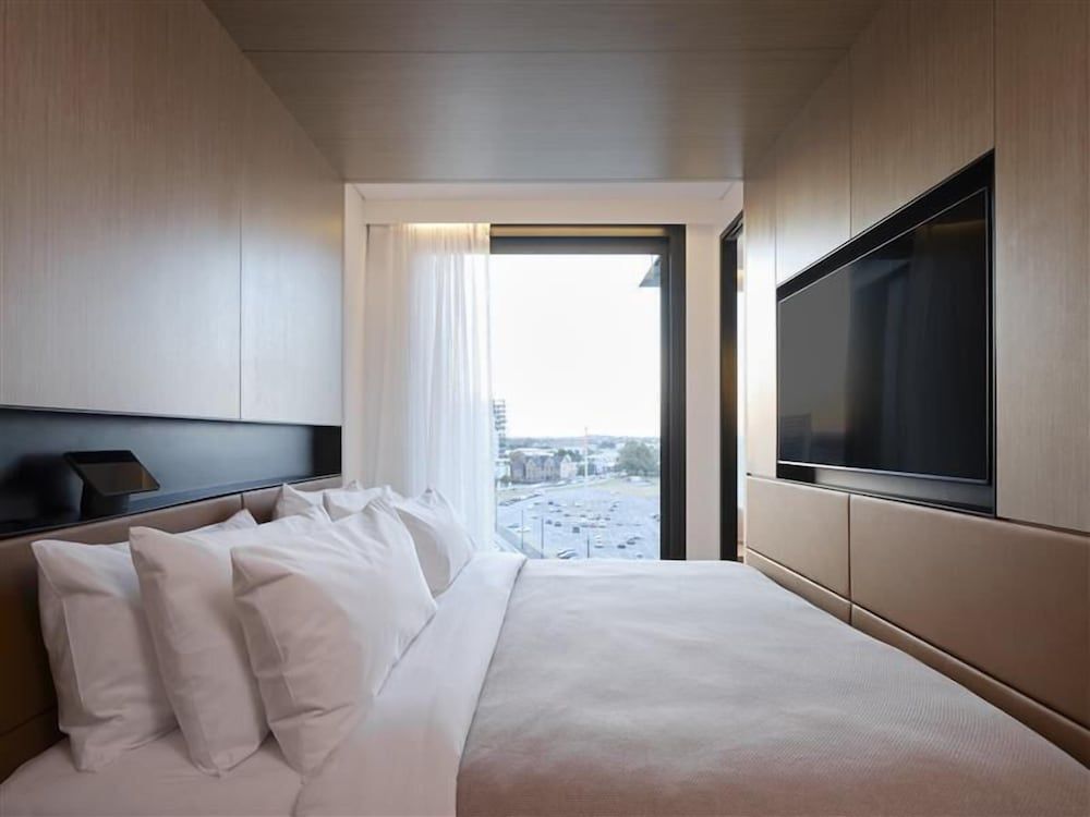 Little National Hotel Newcastle Luxury Apartment, 1 King Bed with Sofa bed 2