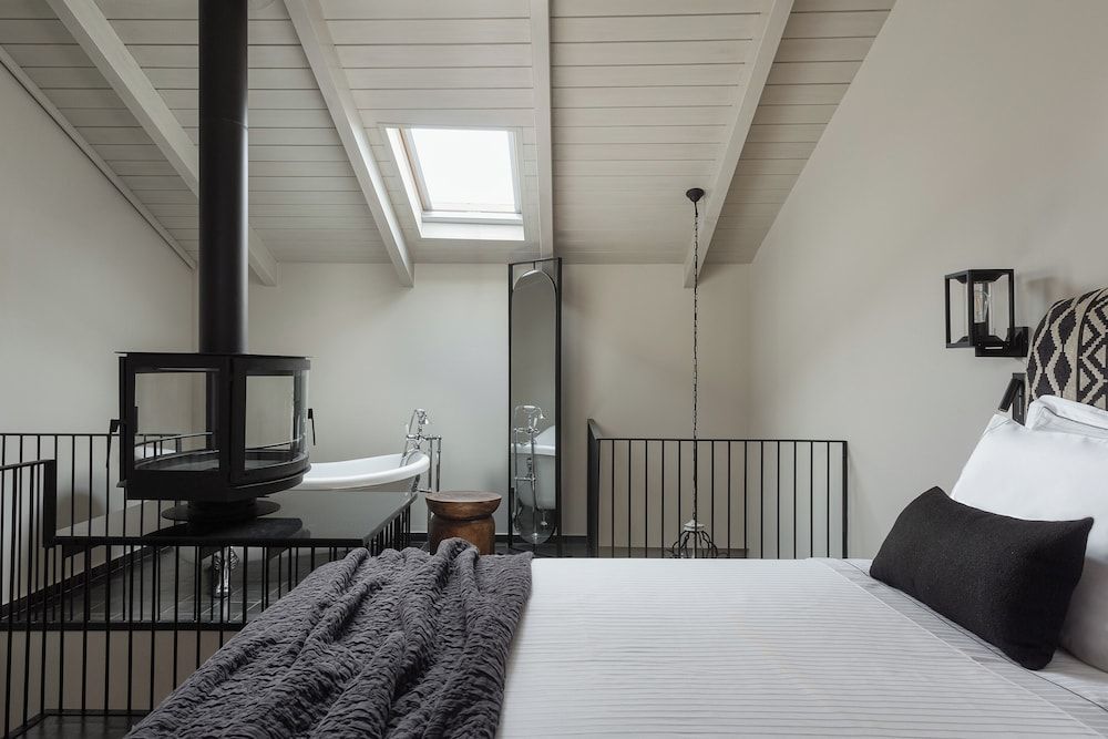 Stoes Hotel Gem Loft with Fireplace and Bathtub 2