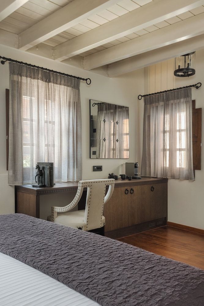 Stoes Hotel Deluxe Loft with Fireplace and Bathtub 7