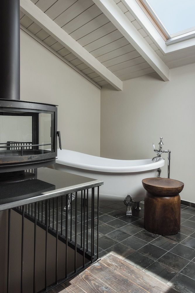 Stoes Hotel Gem Loft with Fireplace and Bathtub 3