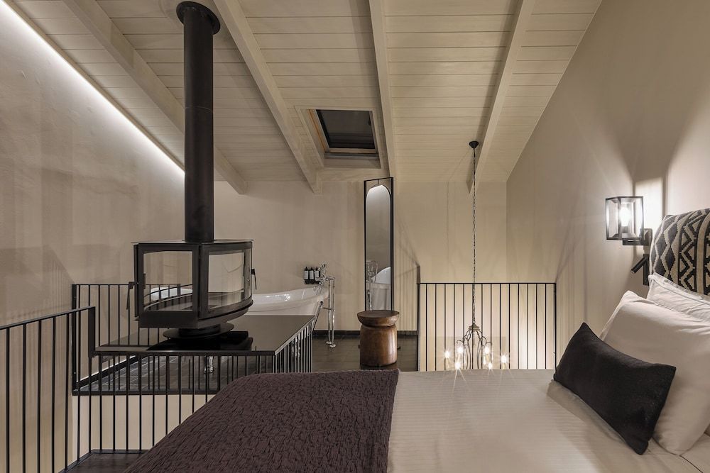 Stoes Hotel Gem Loft with Fireplace and Bathtub 6