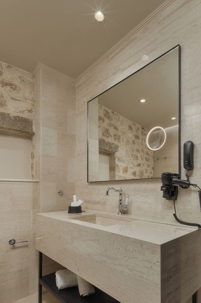 Stoes Hotel Treasure Room with Bathtub 7