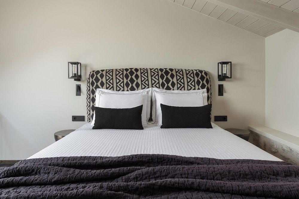 Stoes Hotel Gem Loft with Fireplace and Bathtub