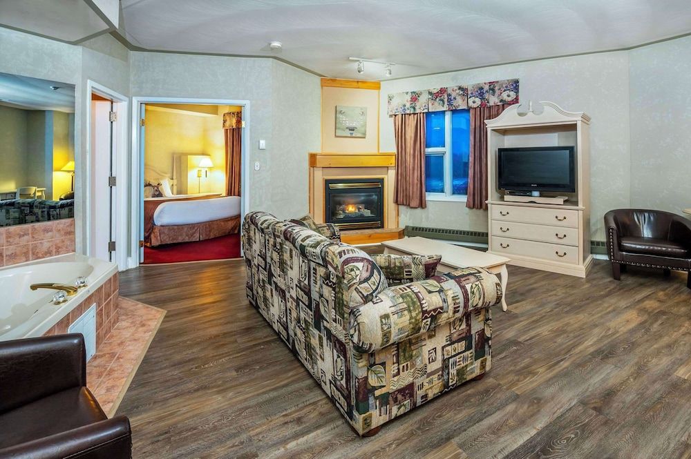 Suite, 1 Queen Bed with Sofa bed, Non Smoking (Jetted Tub Fireplace)