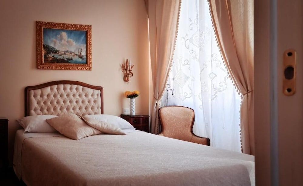 B&B Joan's Heritage Deluxe Double Room 4