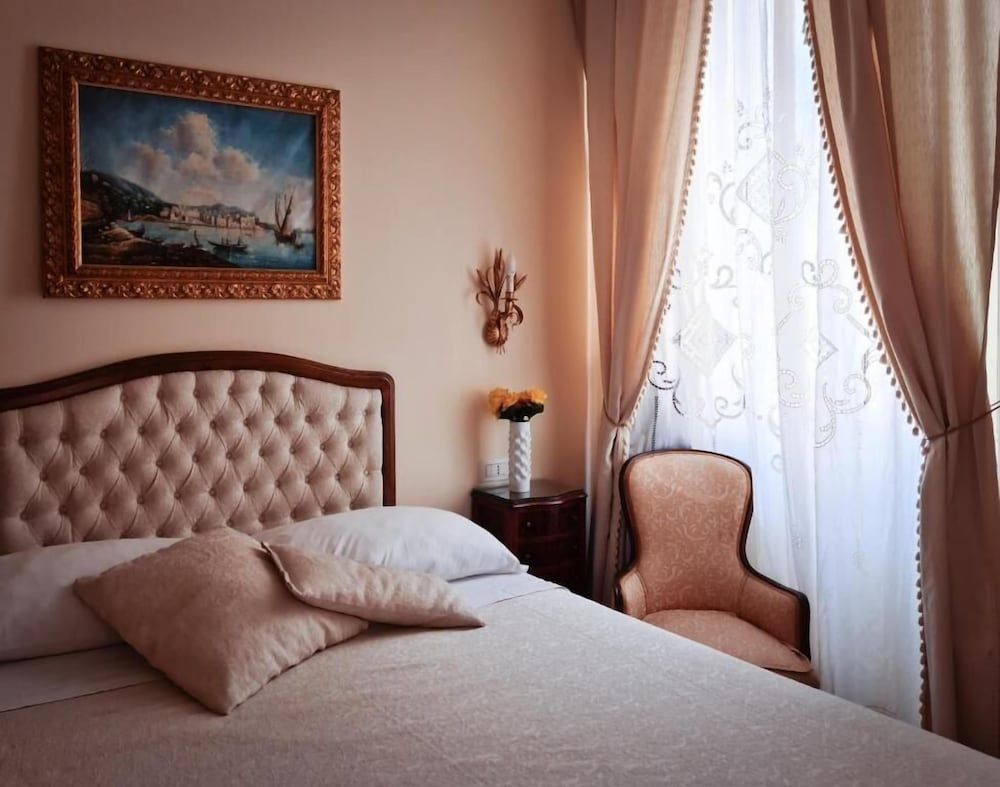 B&B Joan's Heritage Deluxe Double Room 3