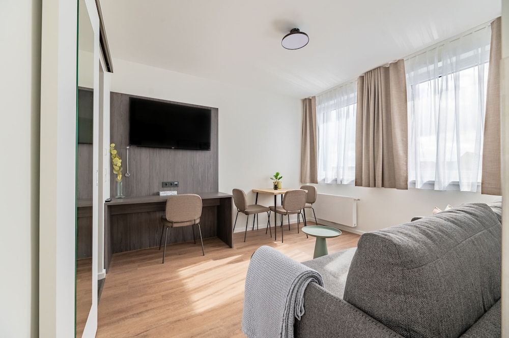 Limehome Bremerhaven Kantstraße Comfort Suite with sofa bed 9