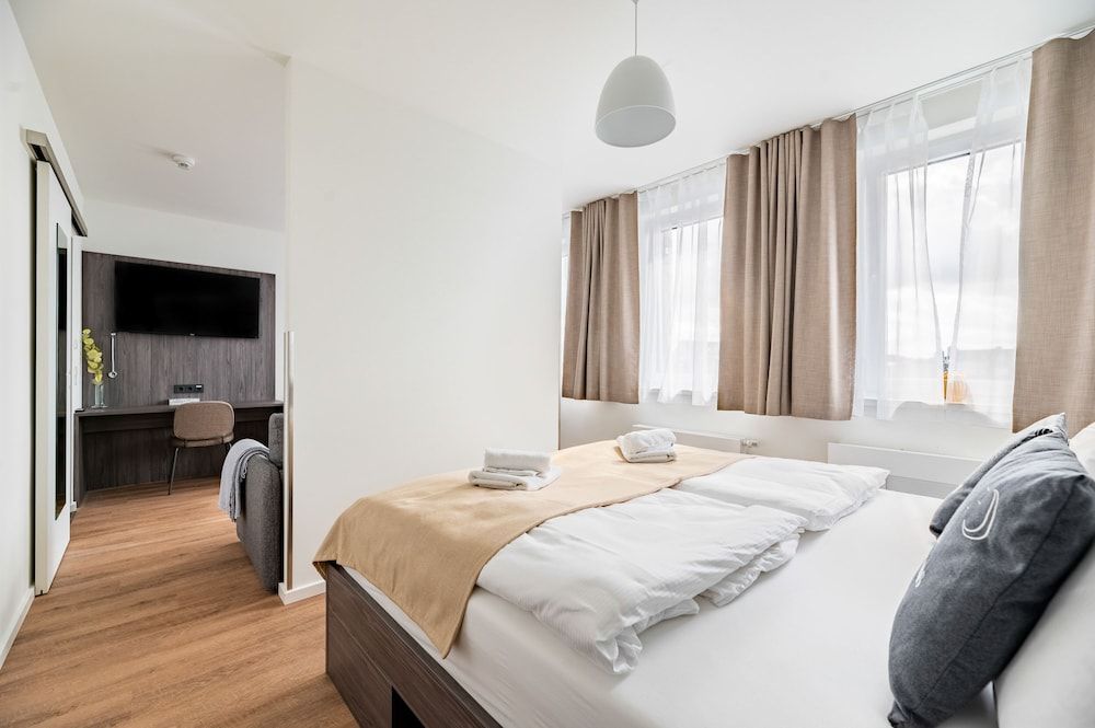 Limehome Bremerhaven Kantstraße Comfort Suite with sofa bed 2