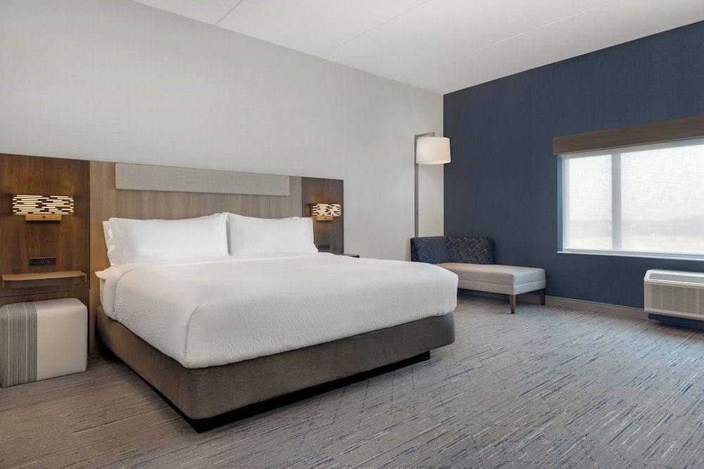 Holiday Inn Express & Suites St.Thomas by IHG Standard Room, 1 King Bed with Sofa bed (Extra Floor Space) 2