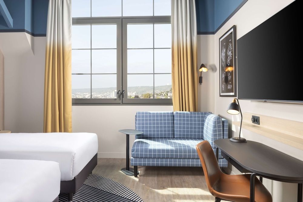 Hyatt Place Rouen Room, 2 Twin Beds, Roll-in Shower, Garden View 5