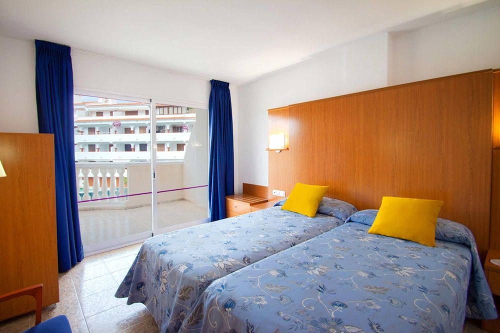 Family Room, Terrace (3 Adults + 1 Child)