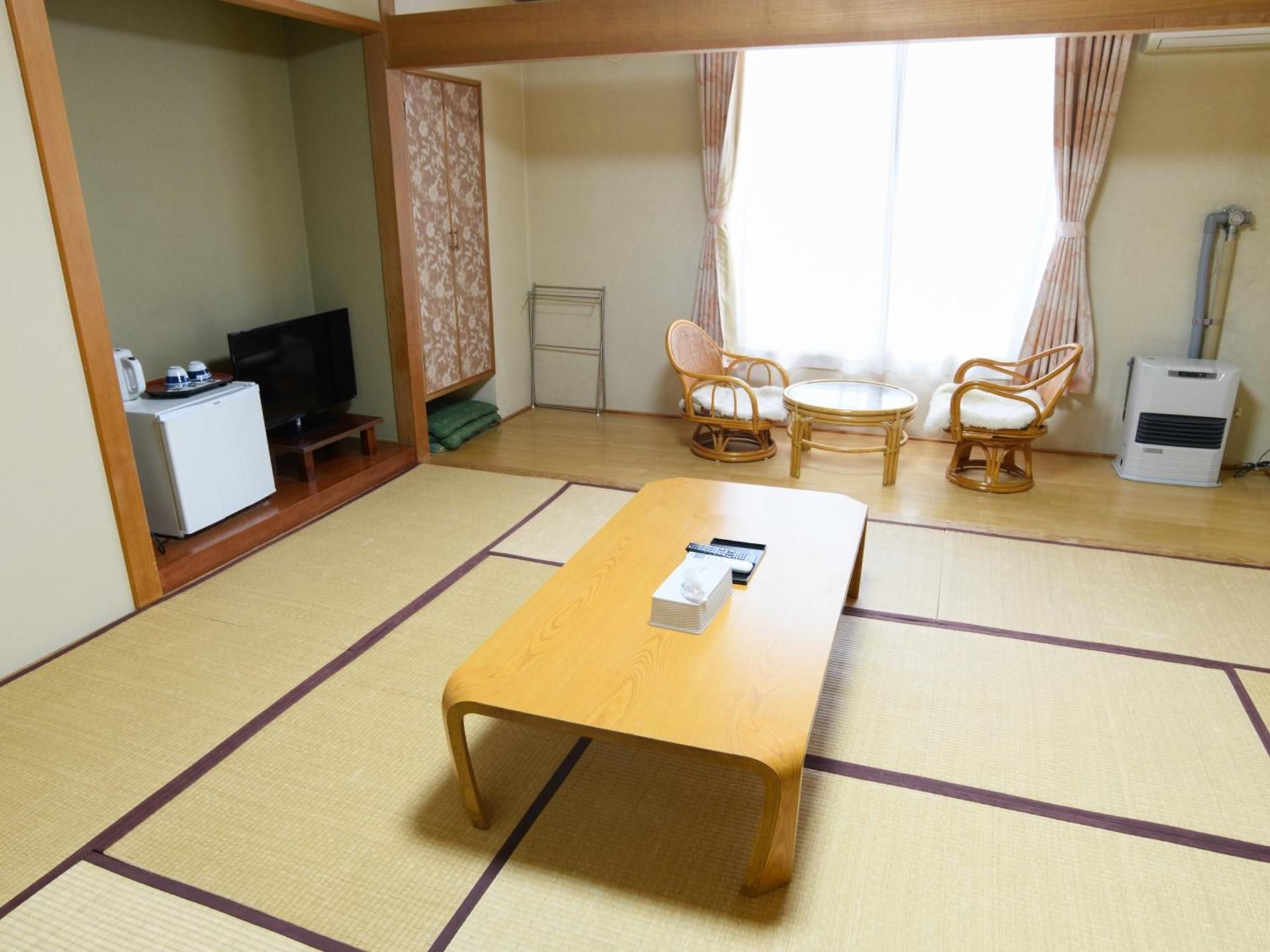 Japanese-Style Room - Electric Cigarets Only