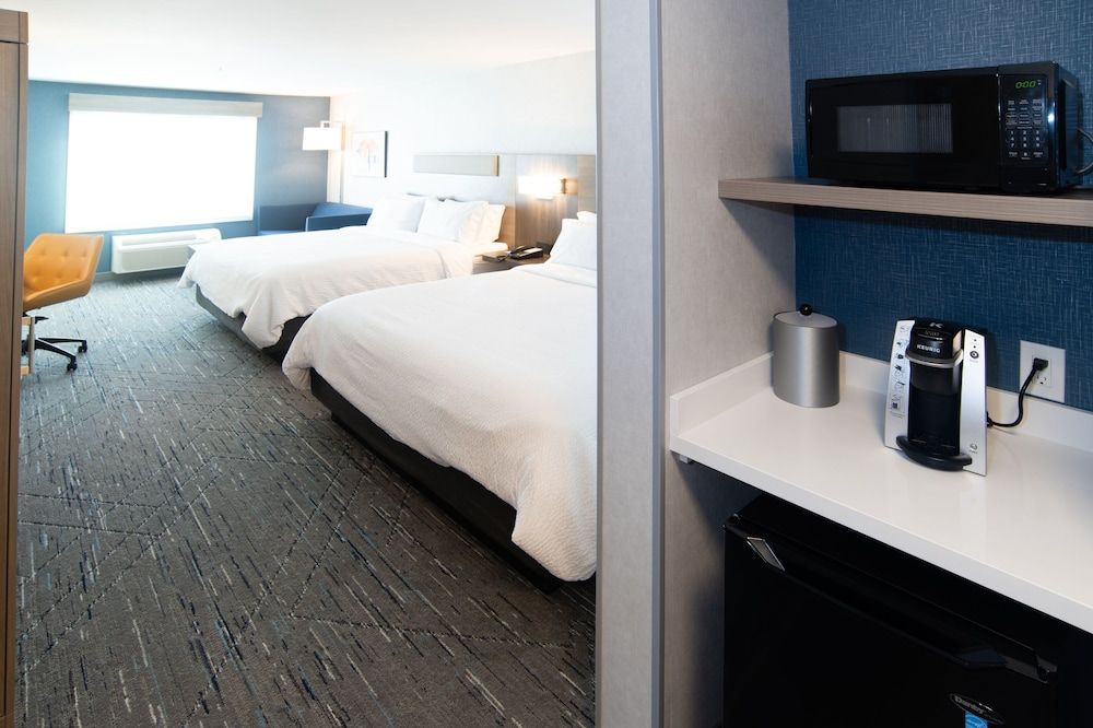 Holiday Inn Express and Suites Moose Jaw by IHG Suite, Multiple Beds