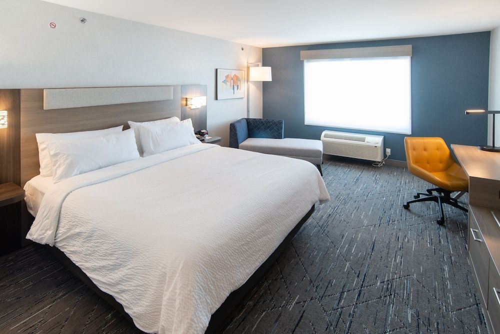 Holiday Inn Express and Suites Moose Jaw by IHG Standard Room, 1 King Bed, Accessible Bathtub 3