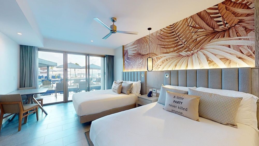 Luxury Junior Suite Beach front Swim Out King Diamond Club