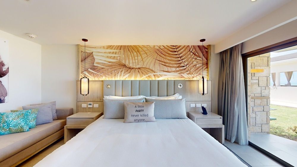 Luxury Presidential Beach Front Walkout One Bedroom Suite Diamond Club