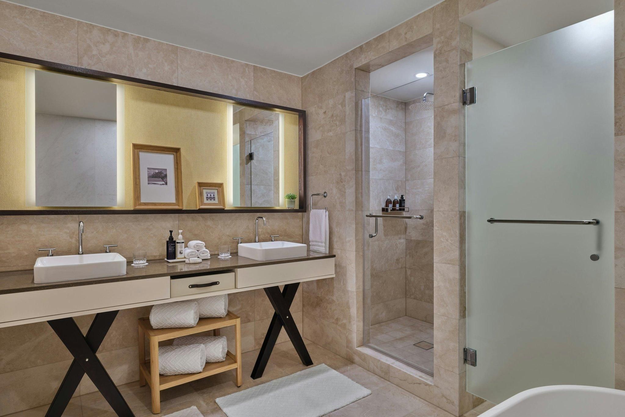 Superior Pool View Room, Guest room, 1 King, Pool view, Balcony