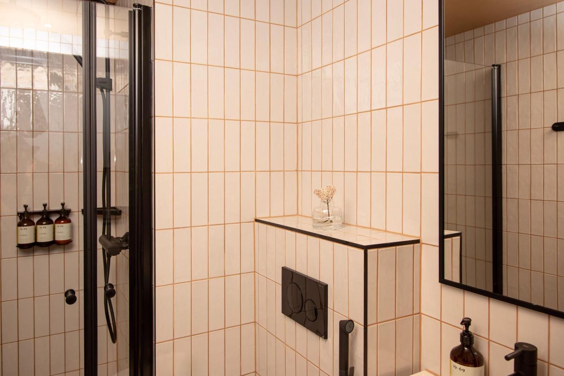 Studio w/ Kitchenette