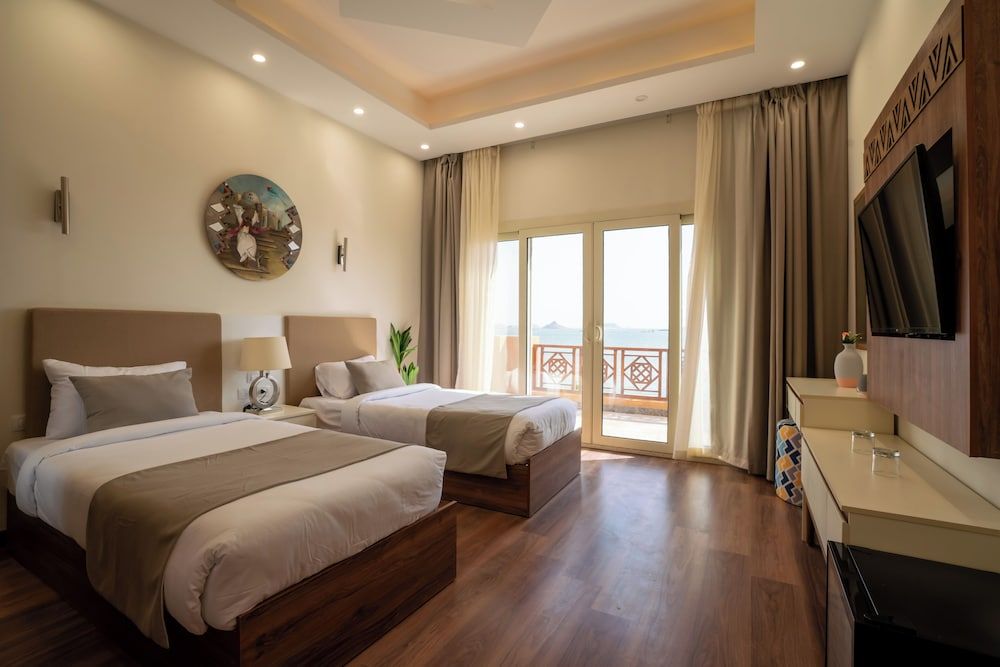 Villa Suite Panoramic Front Lake & Pool View
