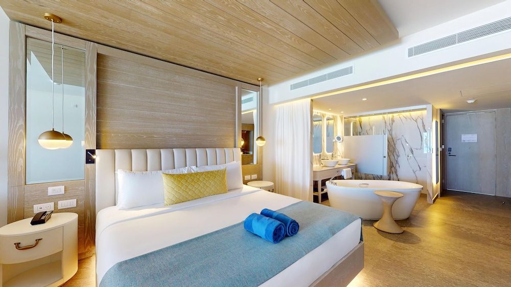 Swim Out Deluxe Jr. Suite