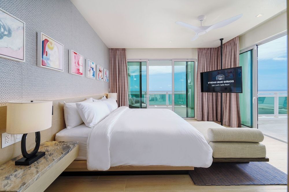 Suite, 1 King Bed, Balcony (Ember)