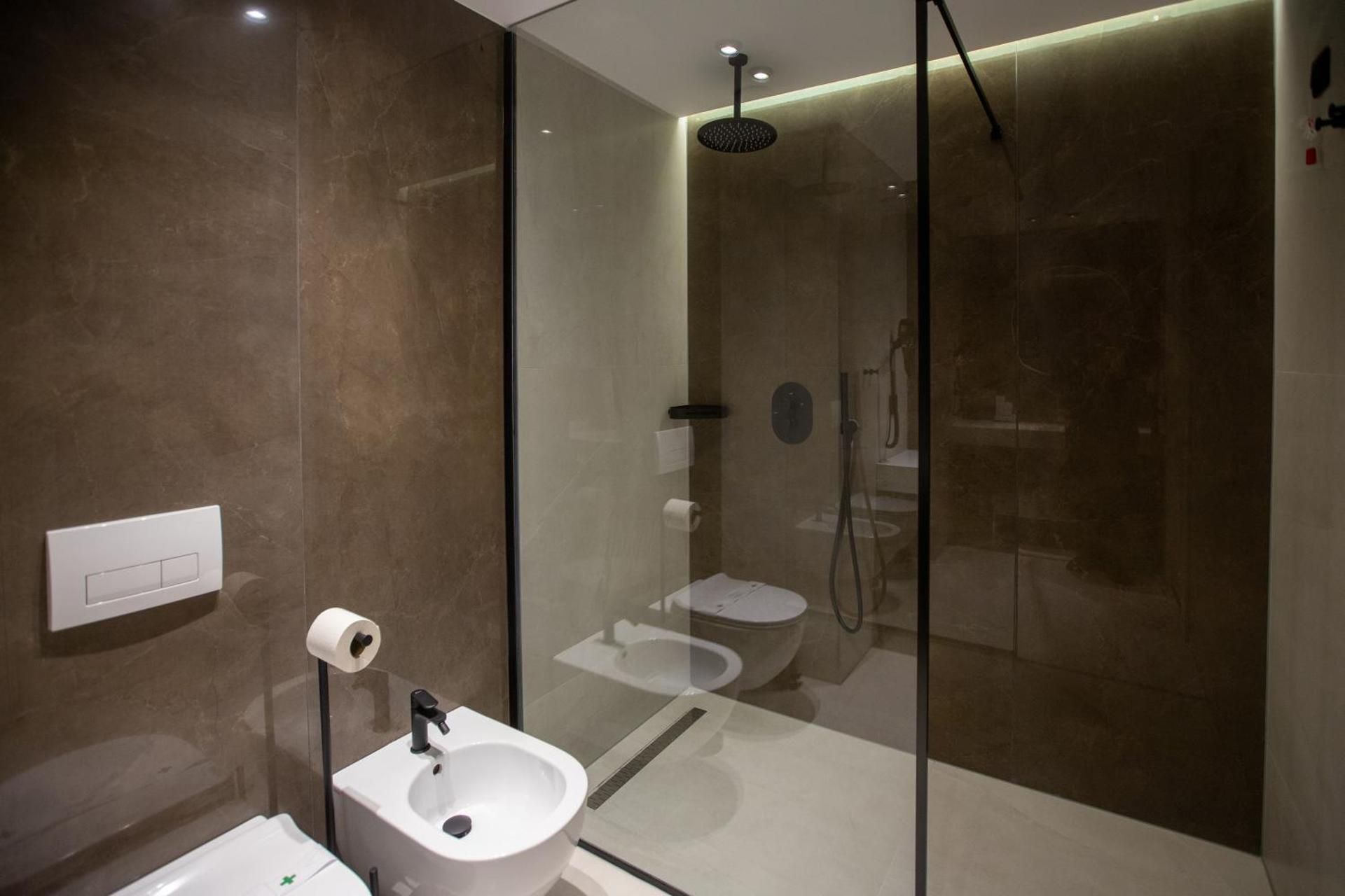Suite with Bathtub