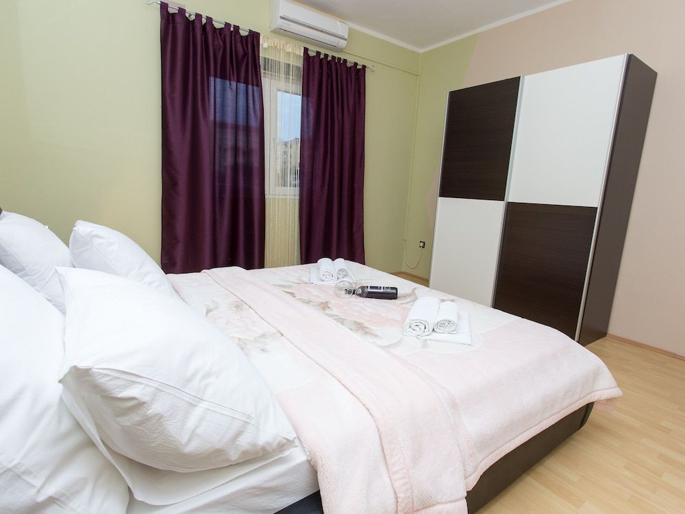 Family Apartment, Multiple Beds, Non Smoking, Partial Ocean View