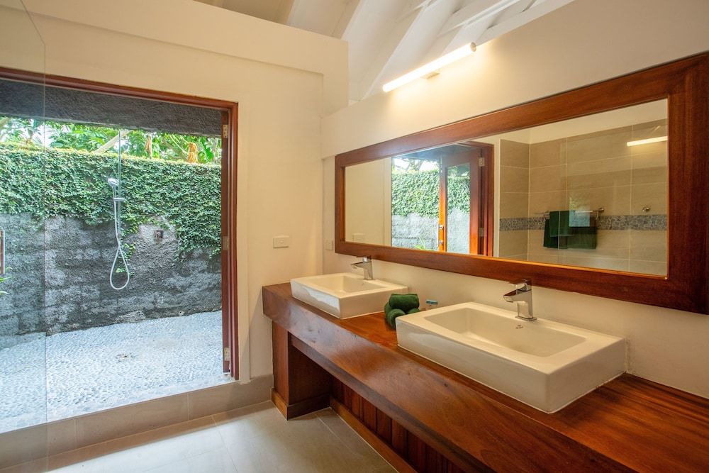 Deluxe Oceanfront Villa