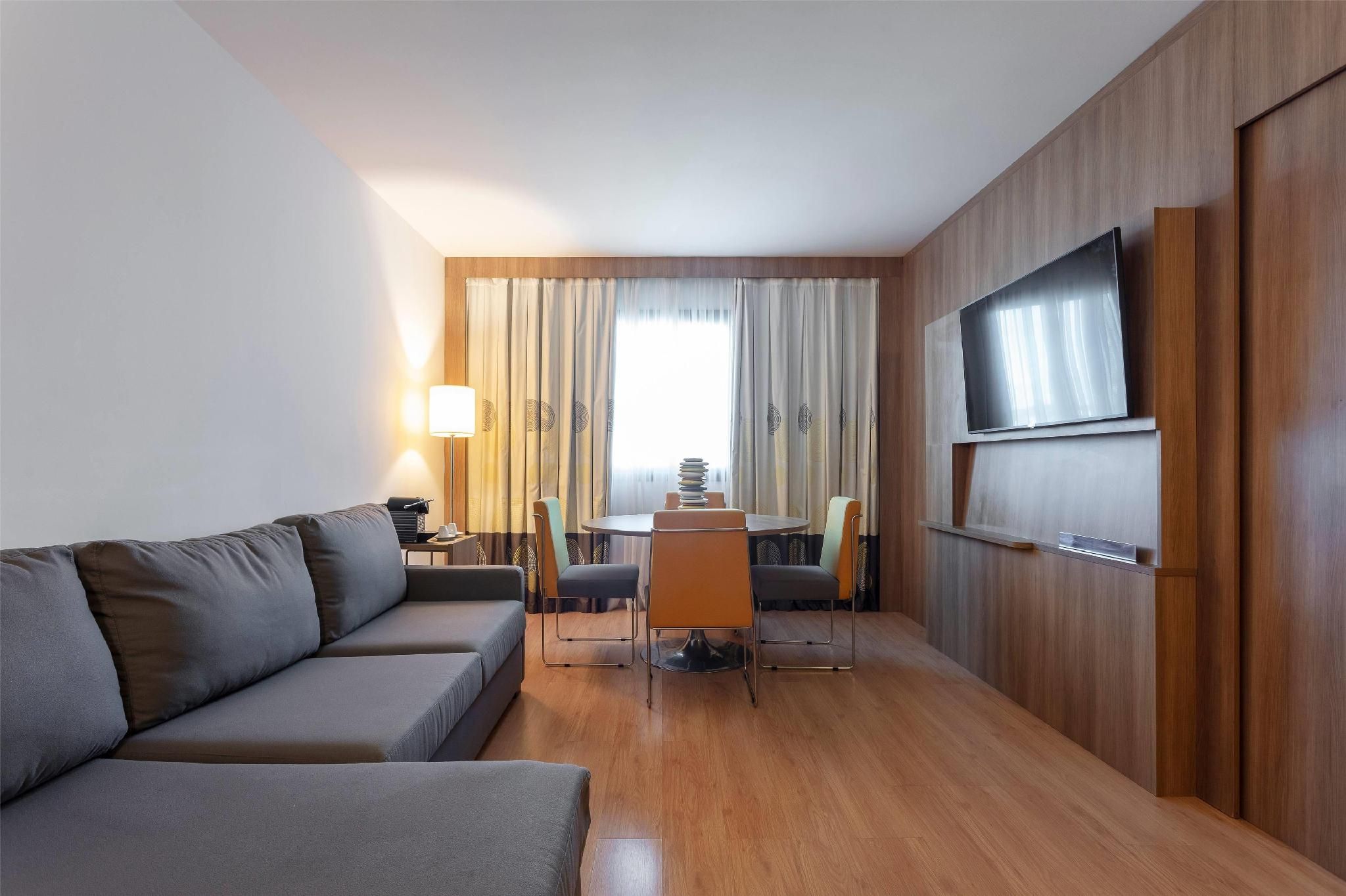 1 Queen Bed, Suite, Non-Smoking