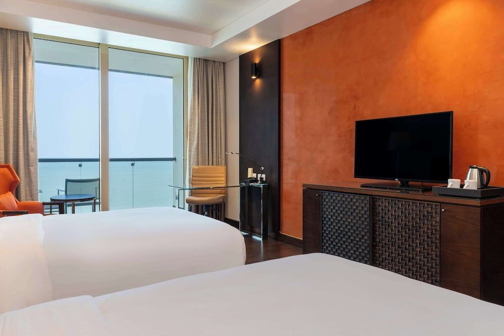 Radisson Blu Hotel, Conakry Premium Room, Balcony, Ocean View 2