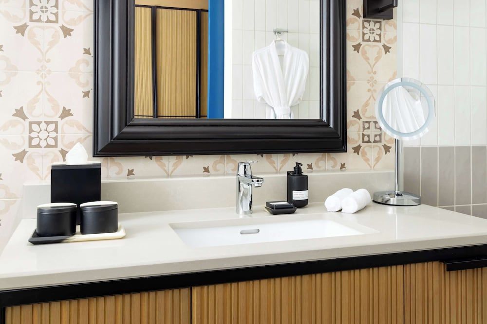 Hotel Santiago, Curio Collection by Hilton Room, 1 King Bed 10