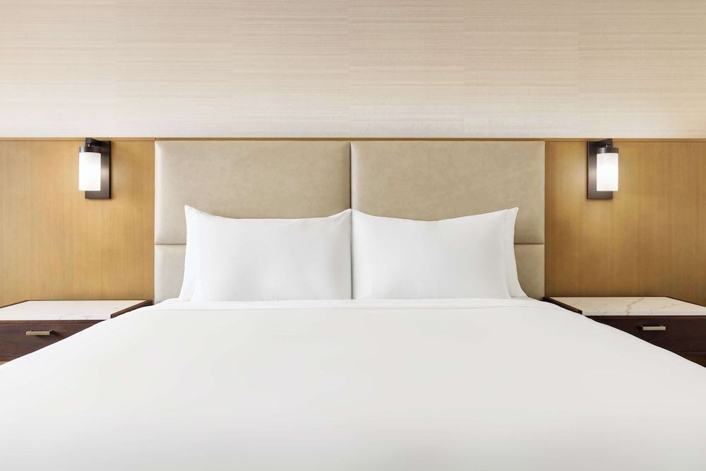 Hotel Santiago, Curio Collection by Hilton Room, 1 King Bed 4