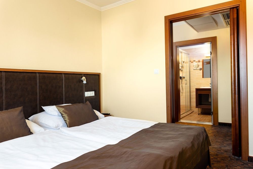 Hotel Eger & Park Family Quadruple Room 2