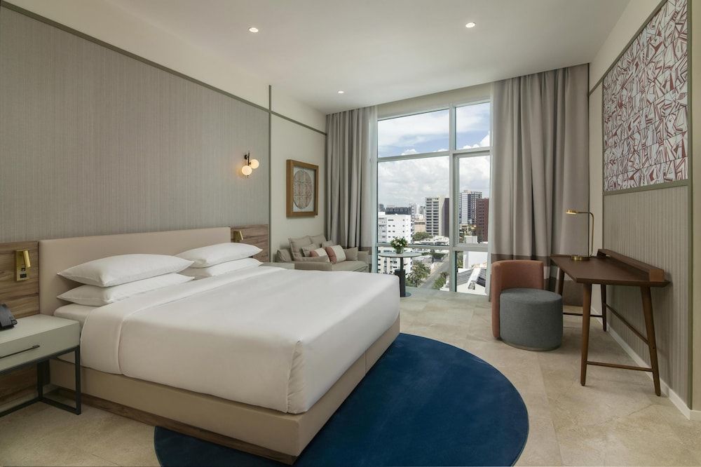 Deluxe Room, 1 King Bed (High Floor)