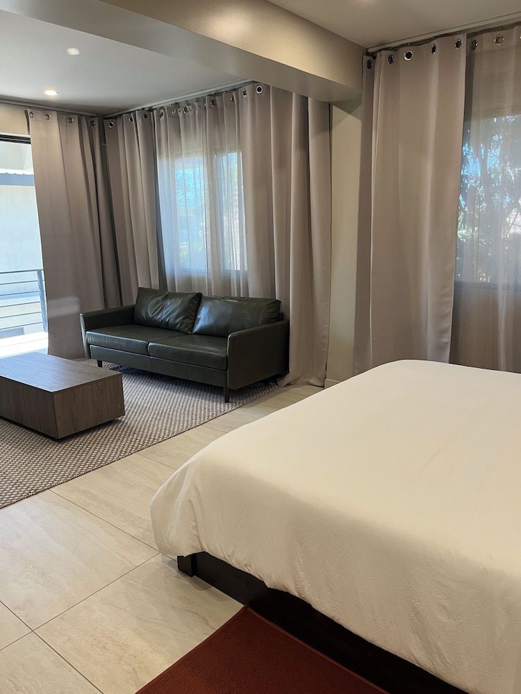 The Palms Belize Deluxe Studio Suite, 1 King Bed, Pool View