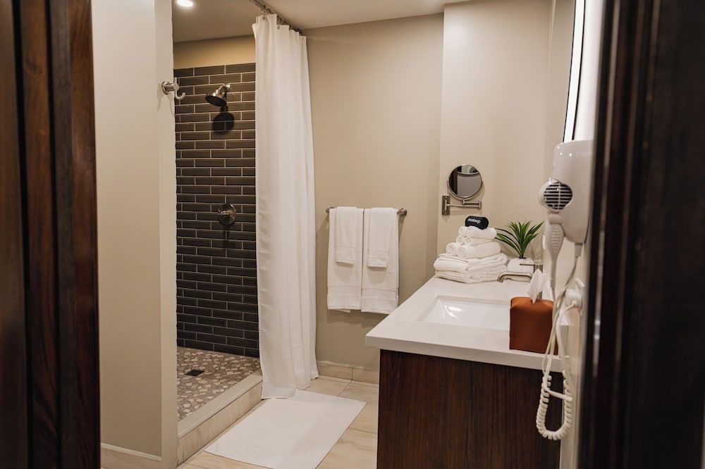 The Palms Belize Deluxe Studio Suite, 2 Queen Beds, Pool View 2